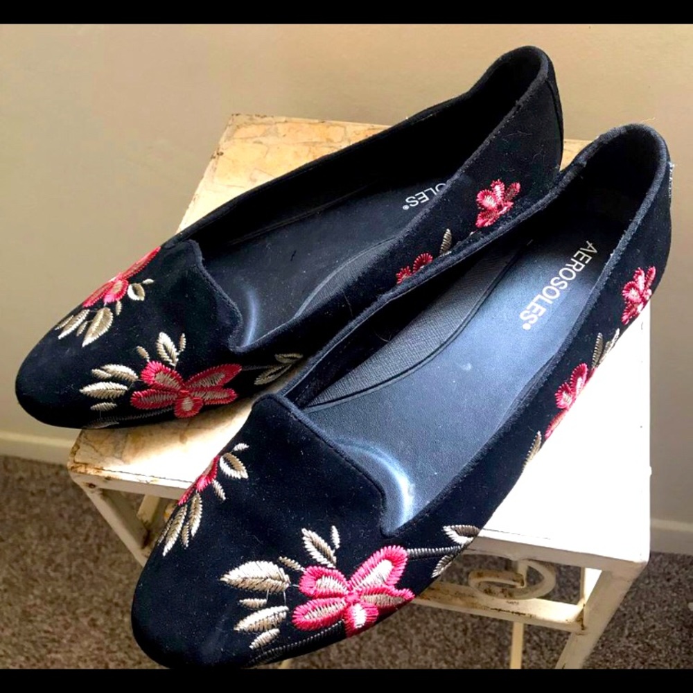 Aerosole embroidered velvet cigar flats